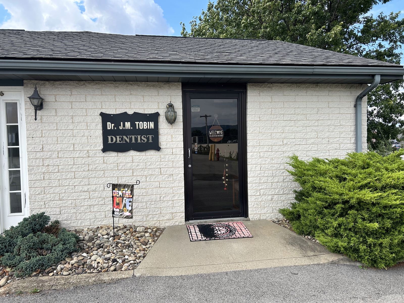 The entrance to Dr. Tobin's office at 322 Unity Plaza in Latrobe